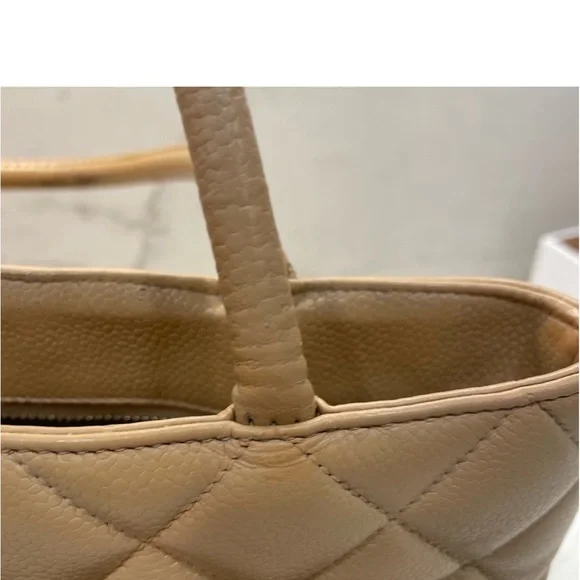 Chanel Medallion Caviar leather quilted purse - Picture 5 of 15